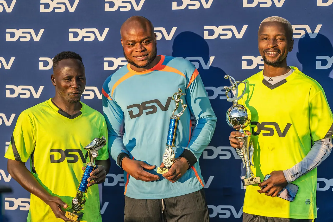 Players with trophies at the DSV media wall